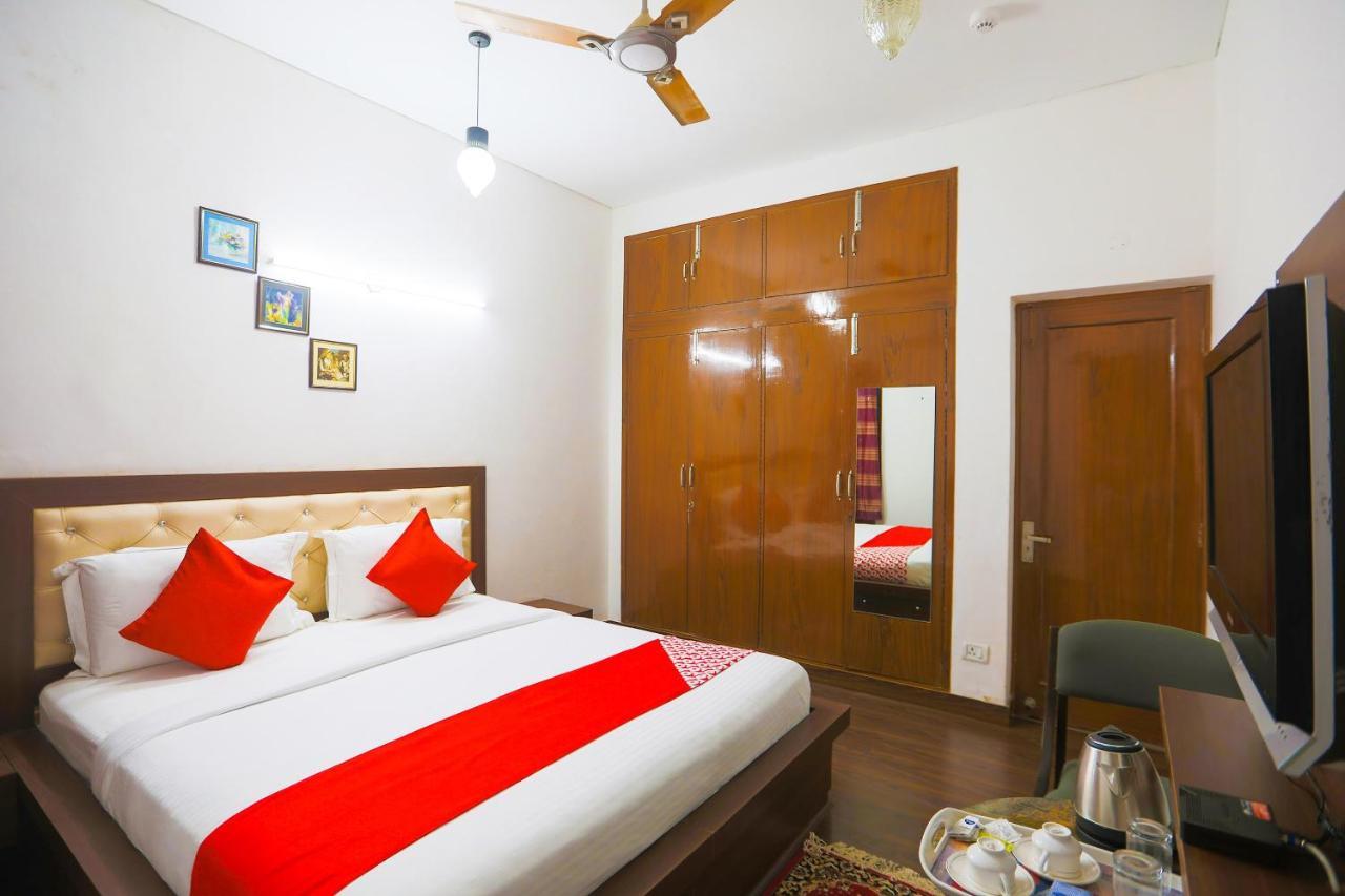 Oyo 62702 Golden Home Stay New Delhi Bagian luar foto