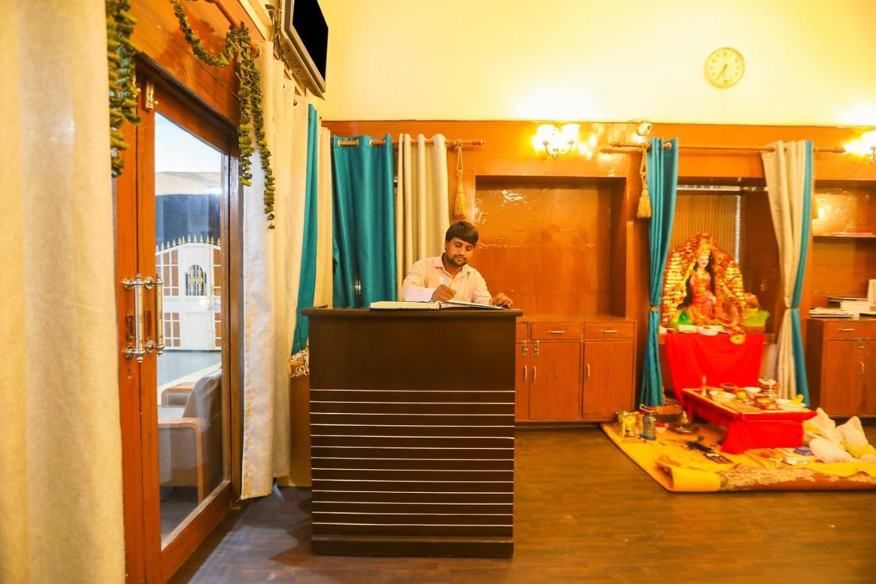 Oyo 62702 Golden Home Stay New Delhi Bagian luar foto