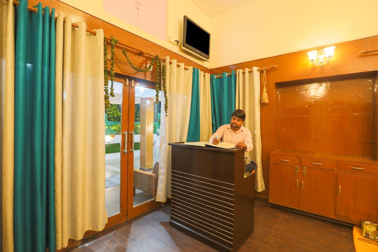 Oyo 62702 Golden Home Stay New Delhi Bagian luar foto